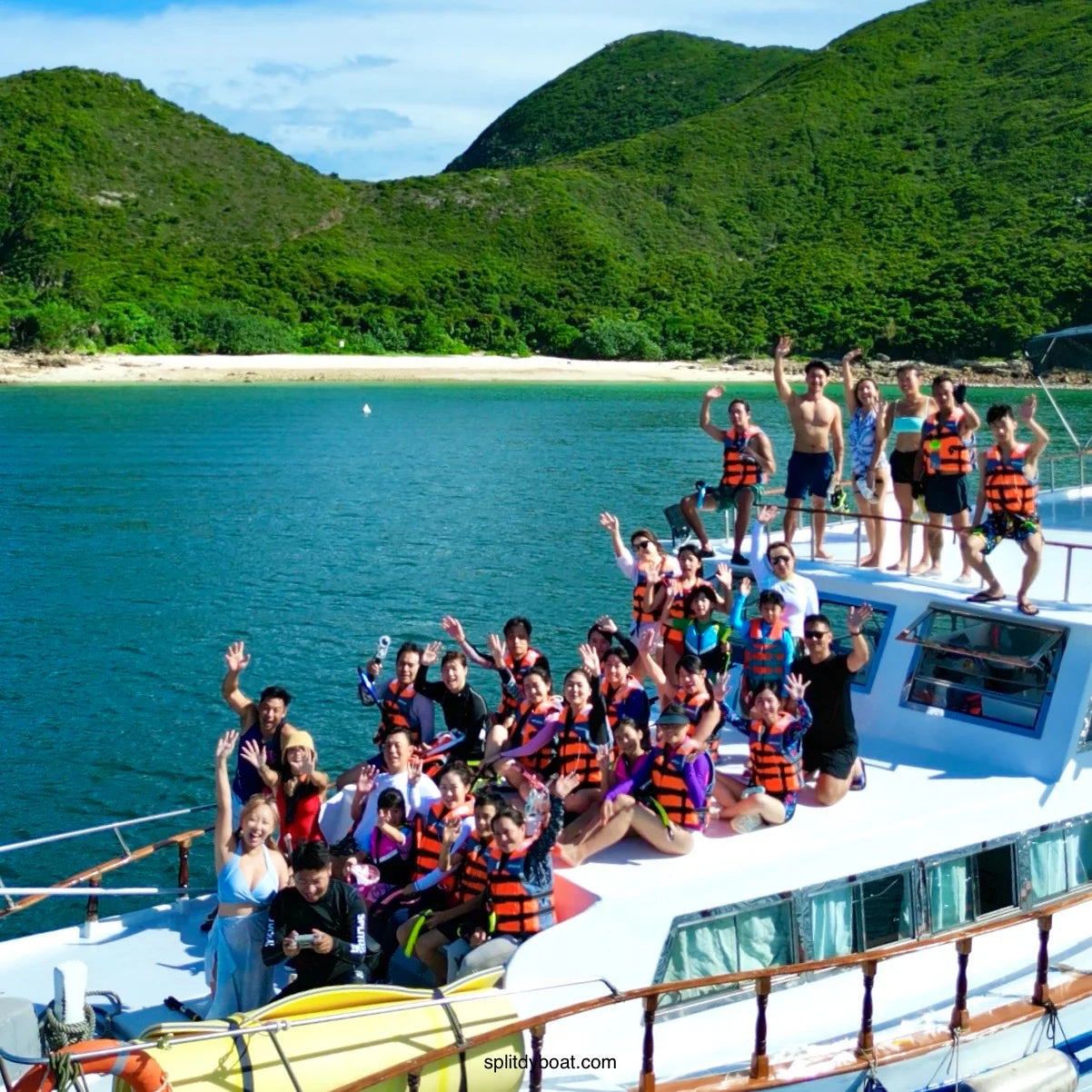 Hong Kong Hidden Beach Snorkelling and Island Hopping Yacht Tour (6hrs)