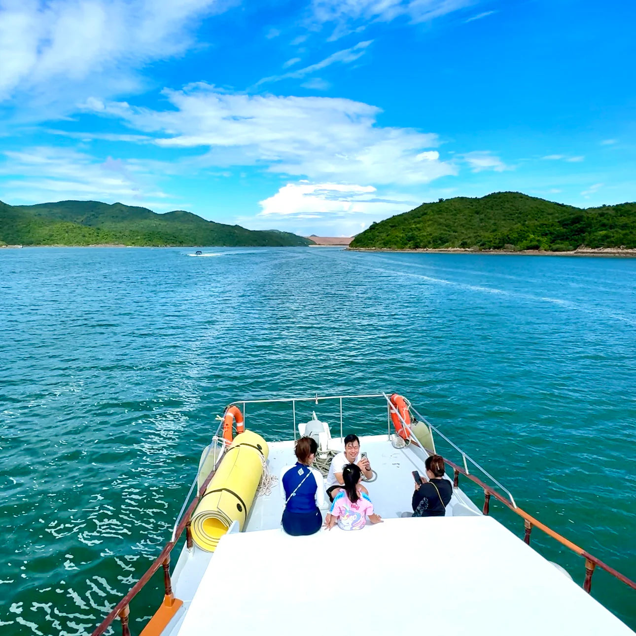 Hong Kong Hidden Beach Snorkelling and Island Hopping Yacht Tour (6hrs)