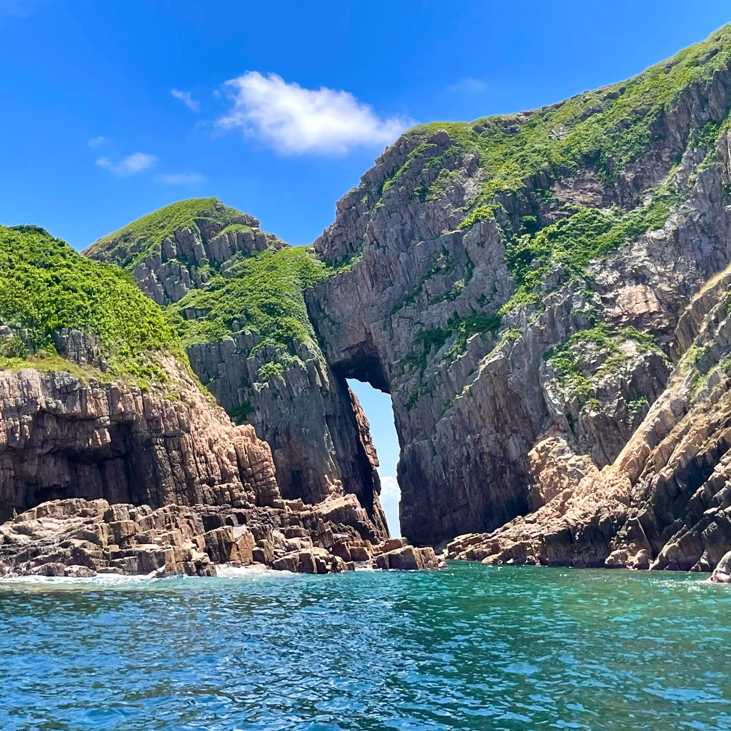 Hong Kong Geopark Four Sea Arches Volcano Sightseeing Yacht Tour (4hrs)