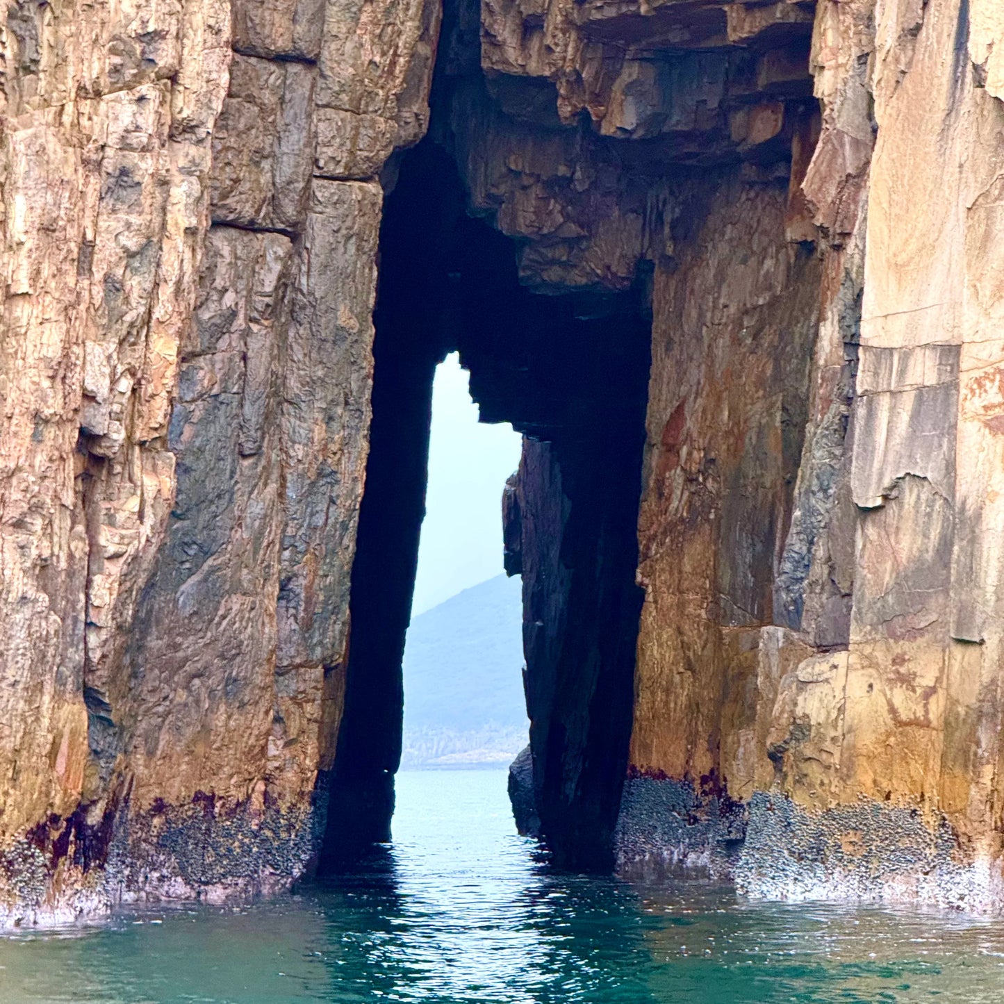 Hong Kong Geopark Four Sea Arches Volcano Sightseeing Yacht Tour (4hrs)