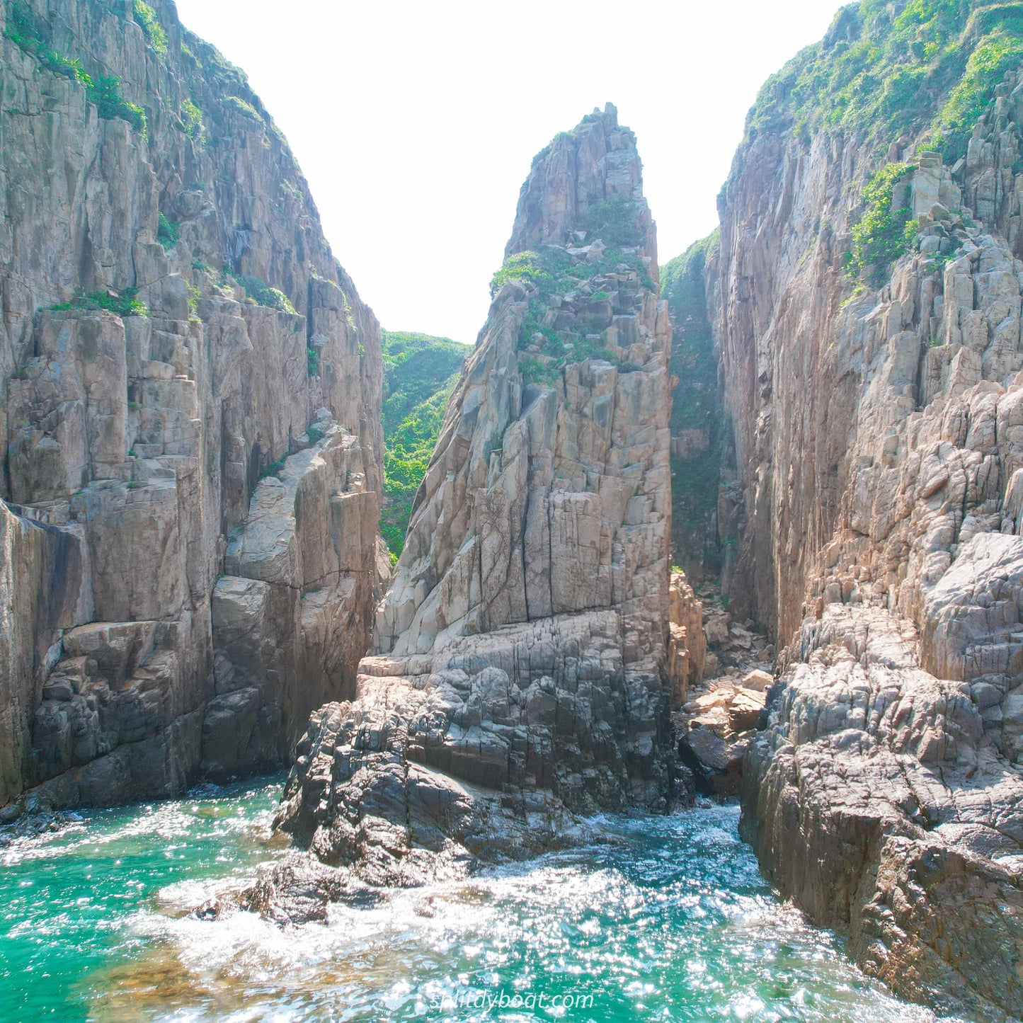 Hong Kong Geopark Four Sea Arches Volcano Sightseeing Yacht Tour (4hrs)